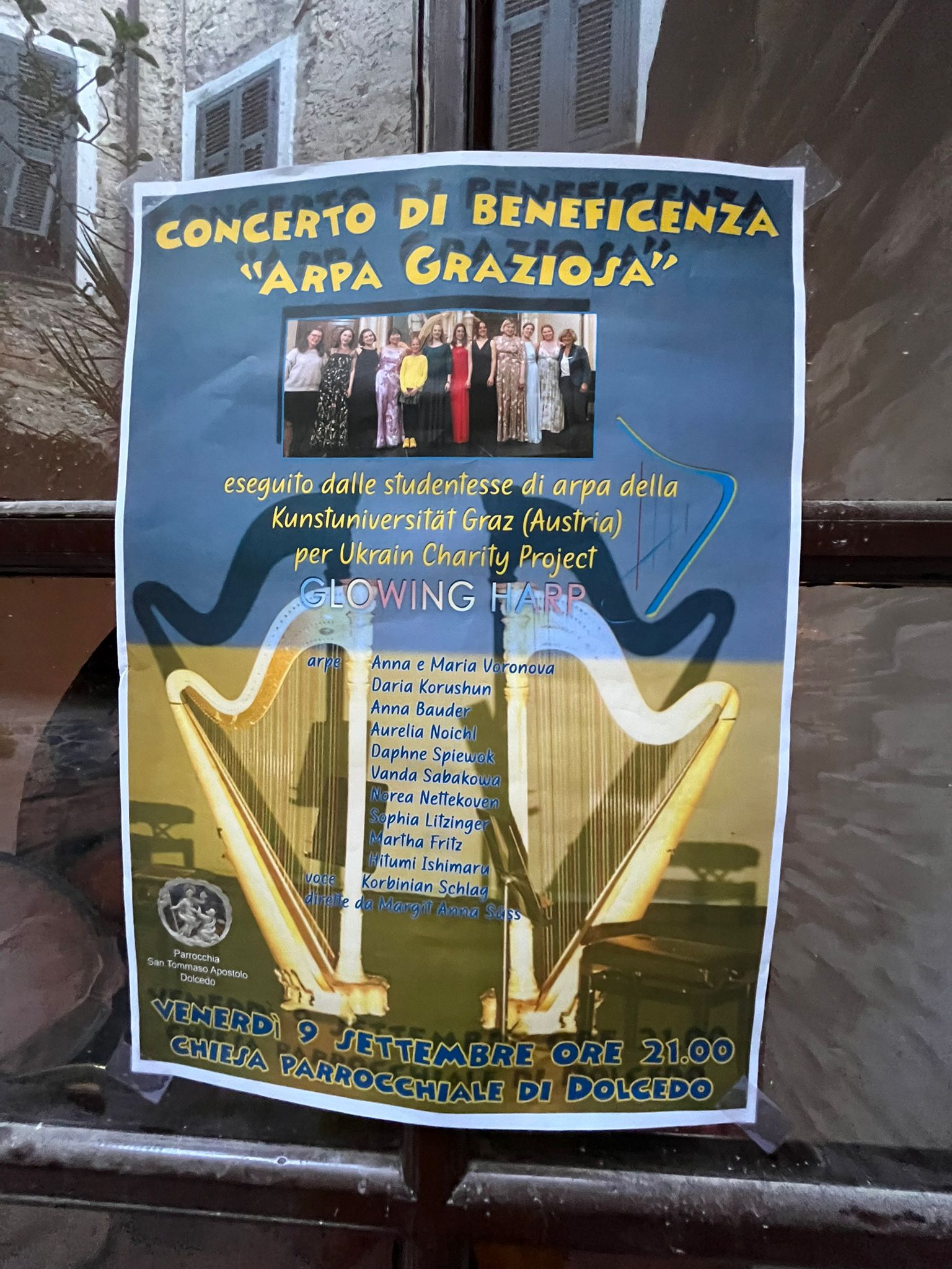 Harfenklasse Graz beim Benefizkonzert in einem Dom in Ligurien