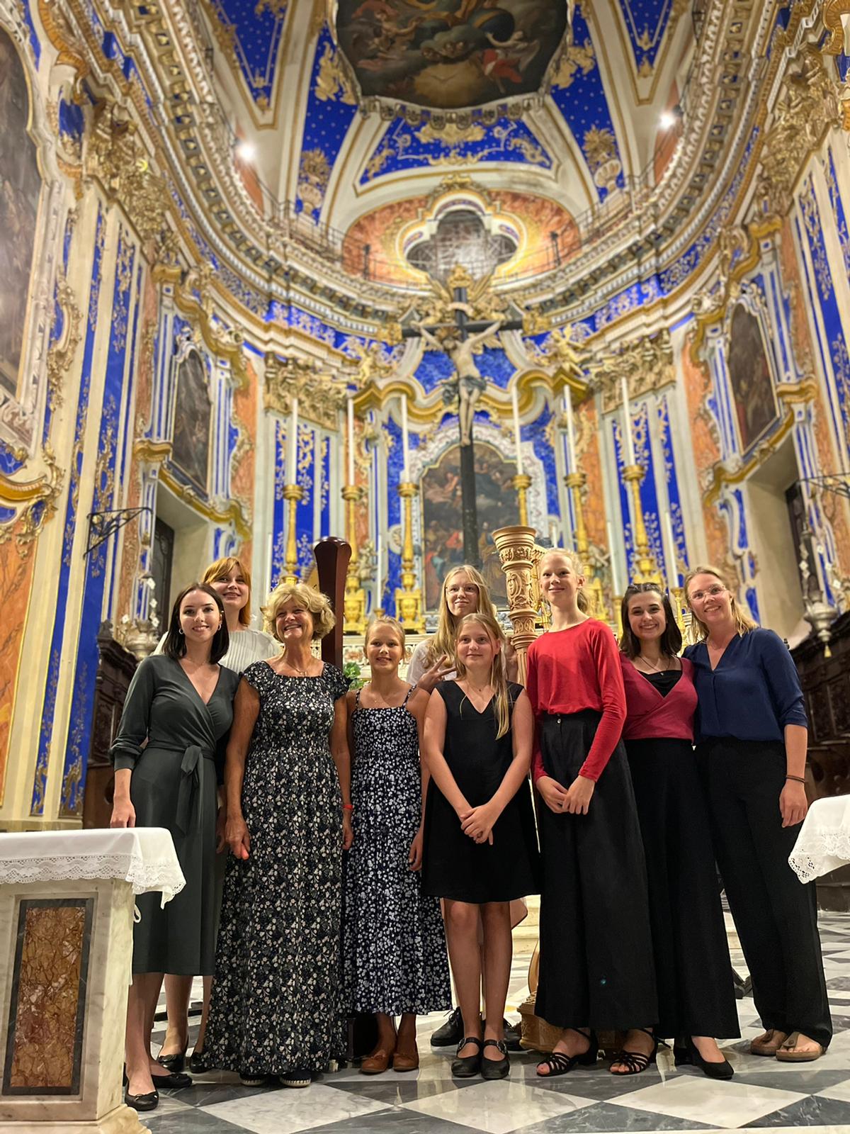 Harfenklasse Graz beim Benefizkonzert in einem Dom in Ligurien